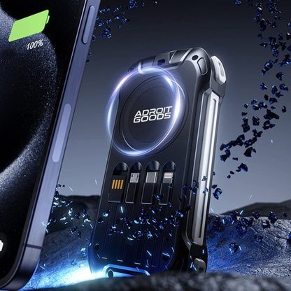 Draagbare zwarte oplader met LED-licht en meerdere oplaadpoorten naast een smartphone