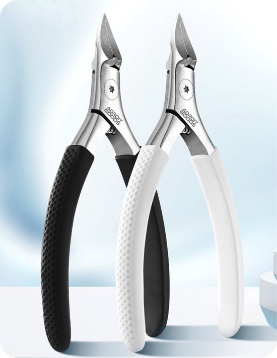 Twee metalen nagelknippers met zwart en wit handvat en gebogen scherpe snijpunten.
