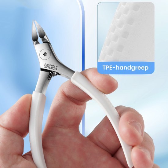 Handen houden witte nagelknipper met TPE-handgreep en roestvrijstalen snijmondstuk vast