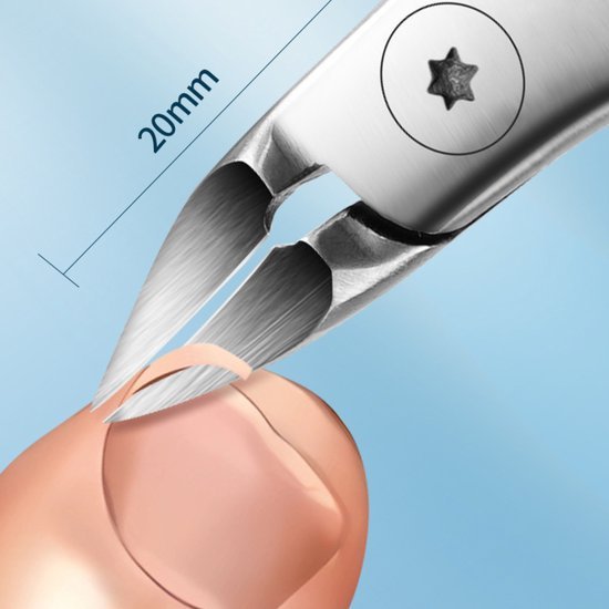 Close-up van een roestvrijstalen nagelknipper die een nagelriem nauwkeurig knipt van een nagel.