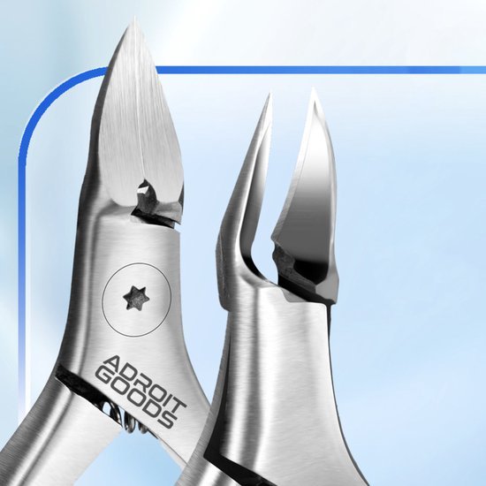 Close-up van roestvrijstalen kniptang met merknaam Adroit Goods op lichtblauwe achtergrond