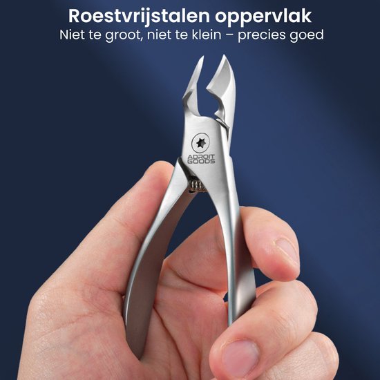 Hand houdt roestvrijstalen kniptang met slank, ergonomisch ontwerp tegen blauwe achtergrond