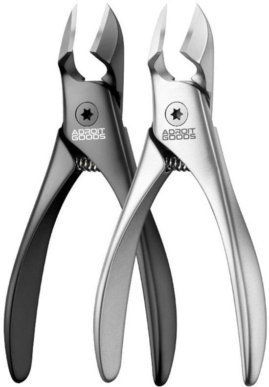 twee professionele nagelknippers van AdroitGoods in zwart en zilver met veermechanisme