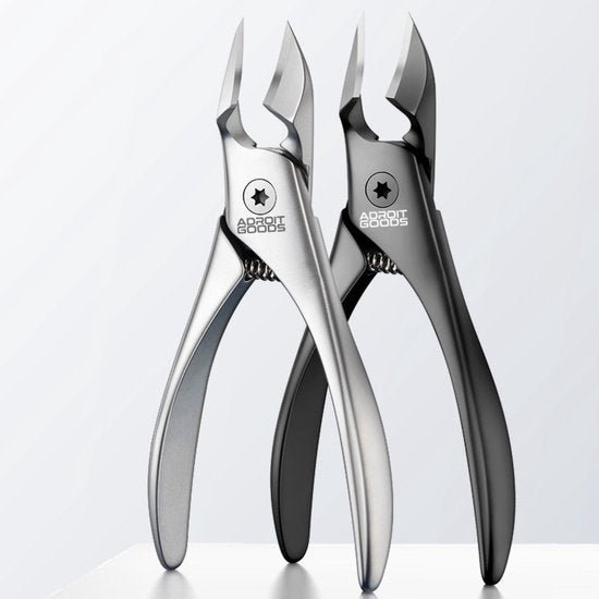 Twee RVS nagelknippertangetjes van AdroitGoods, scherp en ergonomisch ontworpen.