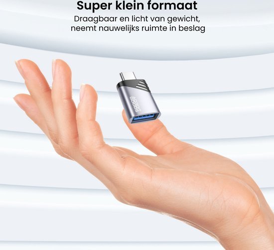 Hand die een kleine, draagbare zilveren adapter met blauwe aansluiting vasthoudt.