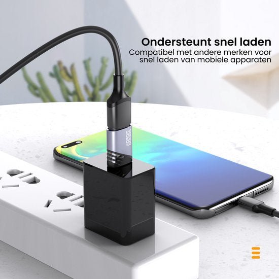 Snelle mobiele oplader met USB-kabel aangesloten op zwart stopcontactadapter