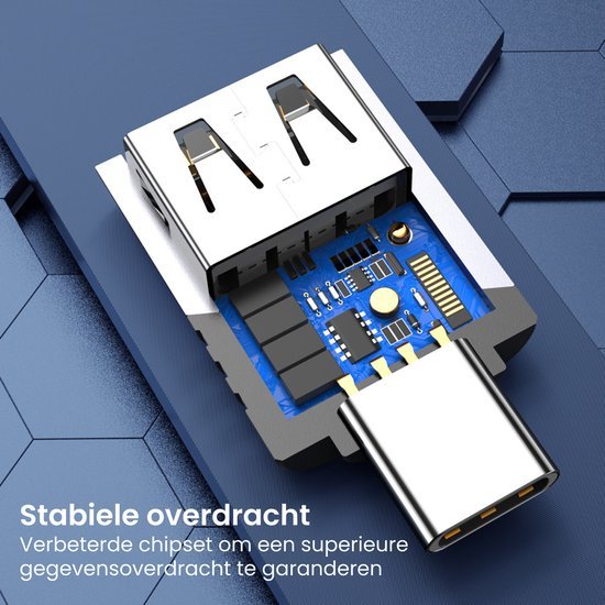 Close-up van een USB-C connector met zichtbare interne chipset en elektronische componenten