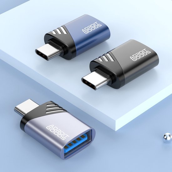 drie compacte usb-c adapters in blauw, zwart en grijs met AdroitGoods-logo zichtbaar