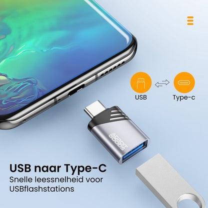 USB naar Type-C adapter naast smartphone en USB-stick voor snelle datatransfer