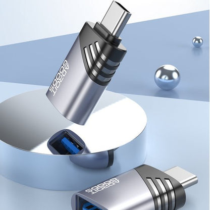 twee zilverkleurige usb-c naar usb adapters met blauwe connectoren op een blauwe achtergrond