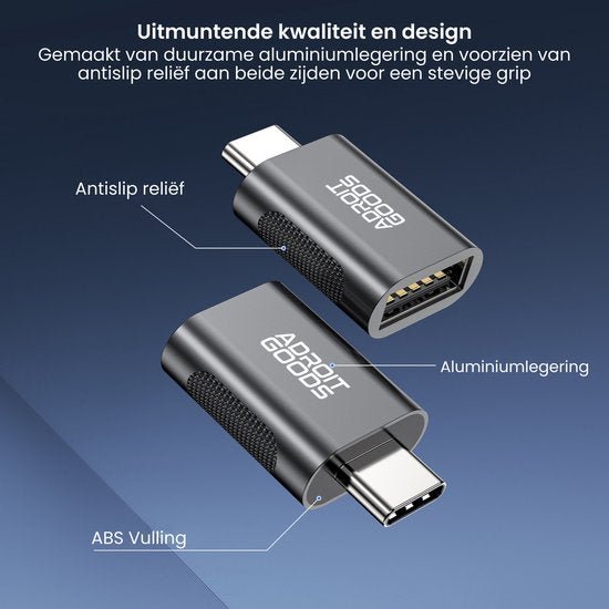 Twee compacte AdroitGoods USB-C adapters gemaakt van aluminium met antislip reliëf en ABS-vulling.