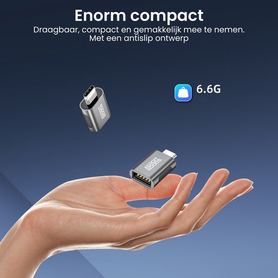 Hand met compact metalen adapter met USB-C en USB-A aansluitingen, gewicht 6.6 gram.