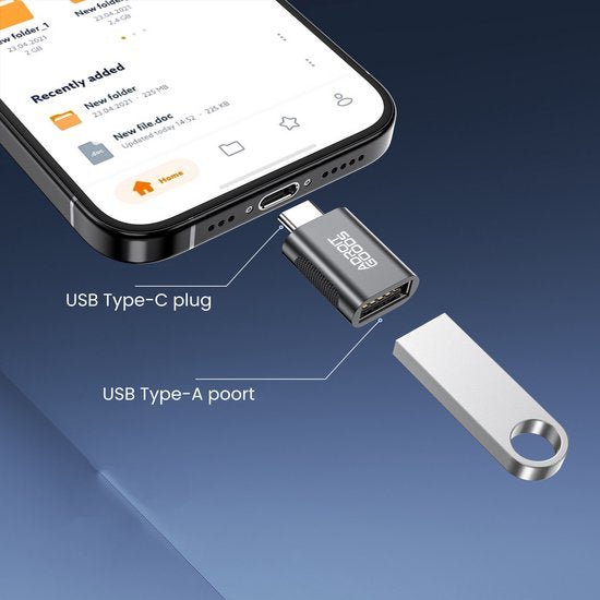 Zwarte USB Type-C naar USB Type-A adapter aangesloten op smartphone met USB-stick erbij