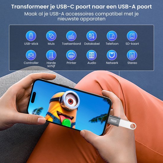 Hand houdt smartphone met USB-stick-adapter aangesloten en kleurrijk Minion-scherm zichtbaar