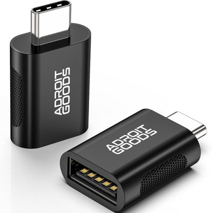 Zwarte USB-C adapter met witte AdroitGoods tekst en ingebouwde USB-aansluiting zichtbaar.