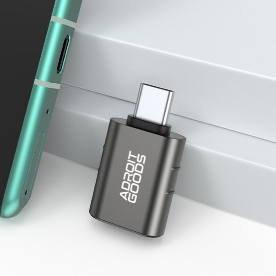 USB-C naar USB-A adapter naast smartphone met USB-C poort
