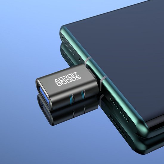 USB-C naar USB-A adapter aangesloten op smartphone
