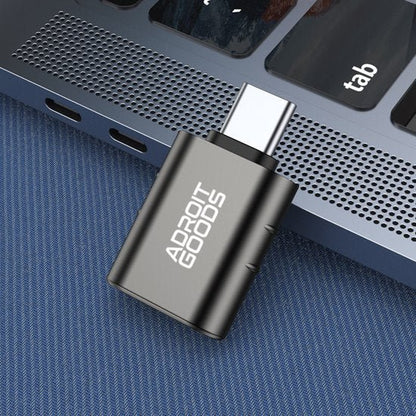 USB-C naar USB-A adapter aangesloten op laptop