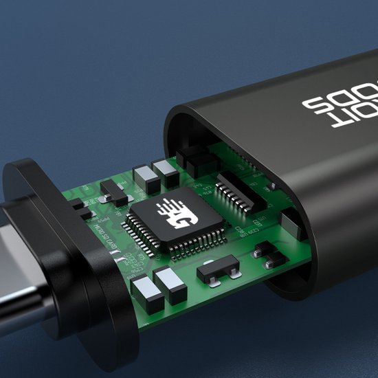 USB-C naar USB-A adapter met zichtbaar intern printplaat en chip