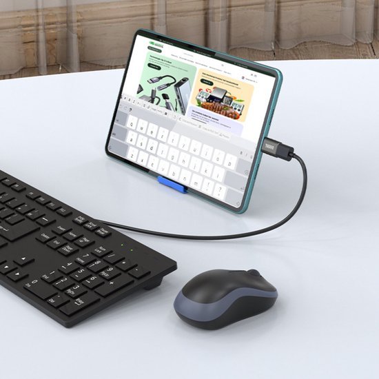 Tablet verbonden met toetsenbord en muis via USB-C adapter op bureau