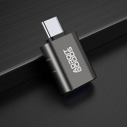 USB-C naar USB-A adapter met metalen behuizing op donkere ondergrond