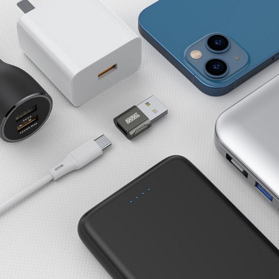 Diverse elektronische accessoires zoals telefoon, opladers, powerbank en USB-adapter overzichtelijk weergegeven