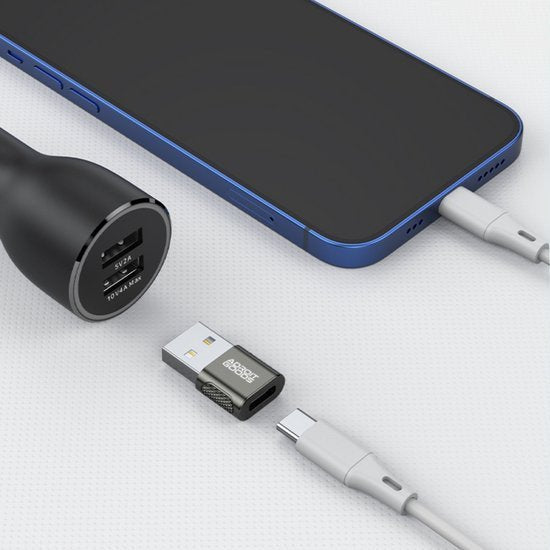 Blauwe smartphone met oplaadkabels en AdroitGoods USB-adapter op witte ondergrond