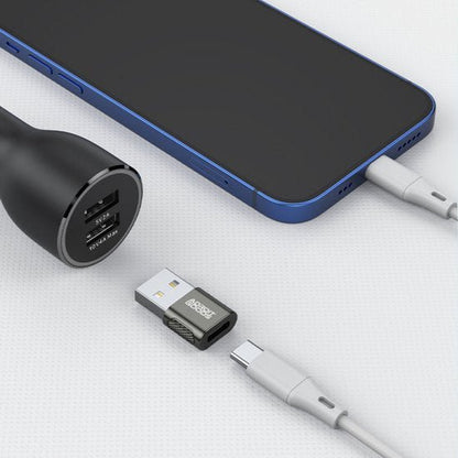 Blauwe smartphone met oplaadkabels en AdroitGoods USB-adapter op witte ondergrond