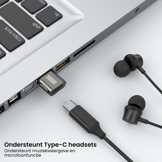 Zwarte oordopjes met kabel en USB-C aansluiting naast laptop met USB-stick in aansluiting