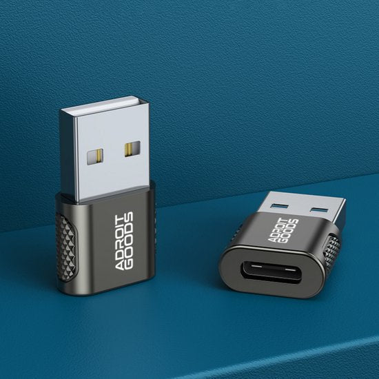 twee compacte USB-adapters met metalen behuizing en AdroitGoods logo op blauwe achtergrond