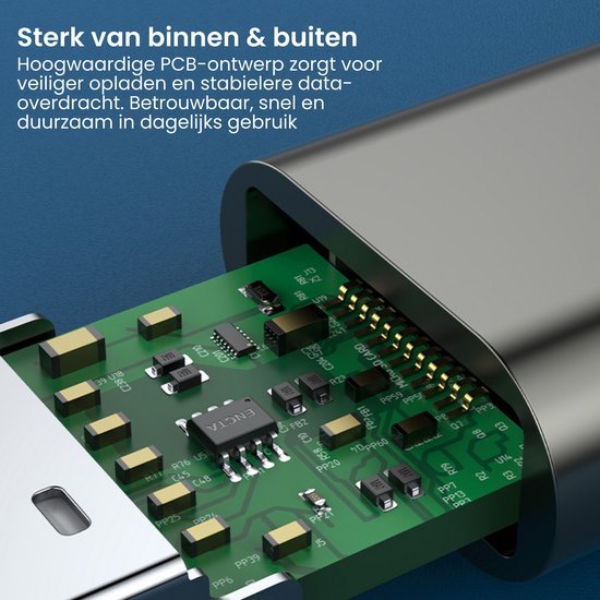 Close-up van USB-stekker met zichtbaar hoogwaardig PCB-ontwerp en elektronische componenten