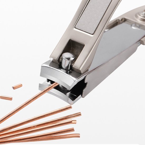 Een metalen nagelknipper die koperen draadjes knipt op een witte achtergrond.