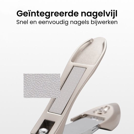 Close-up van een metalen nagelknipper met geïntegreerde nagelvijl en textuur detail zichtbaar