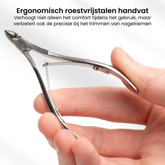 Hand houdt roestvrijstalen nagelknipper met ergonomisch handvat voor precisie en comfort.