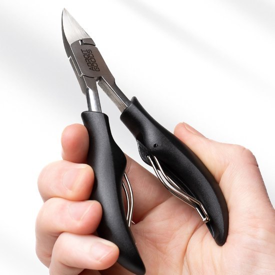 Hand die zwarte professionele nagelknipper met roestvrijstalen blad stevig vasthoudt