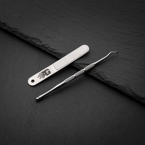 RVS dubbelzijdig schoonmaakinstrument voor huidverzorging op zwarte achtergrond