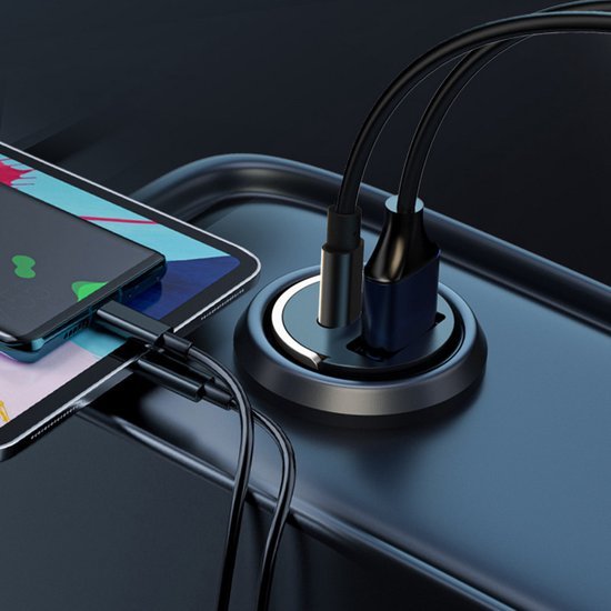 Moderne ronde ingebouwde stroomvoorziening met meerdere USB-kabels aangesloten op zwart oppervlak