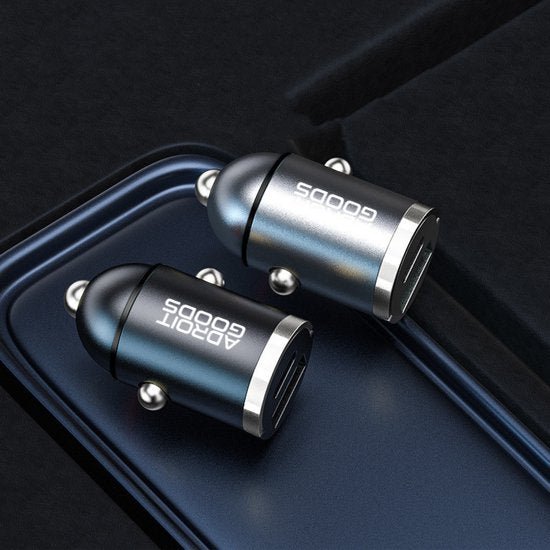 Twee compacte metalen autoladers met USB-poorten en merknaam AdroitGoods in zilver en zwart.