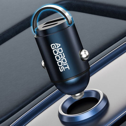 zwarte metalen autolader met blauwe accenten en witte tekst op een donkeren ondergrond