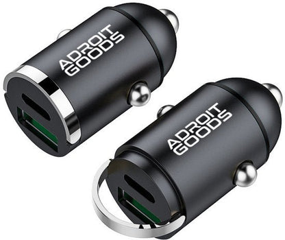 twee compacte zwarte autoladers met usb-poorten en zilveren details voor opladen in de auto