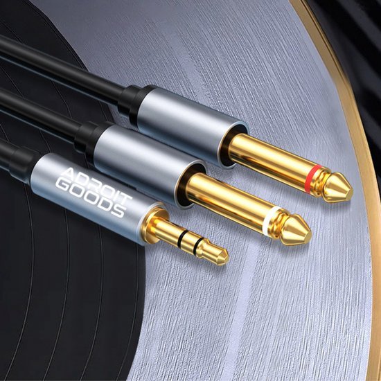 dichtbijbeeld van drie kabels met gouden pluggen op een platenspeleroppervlak