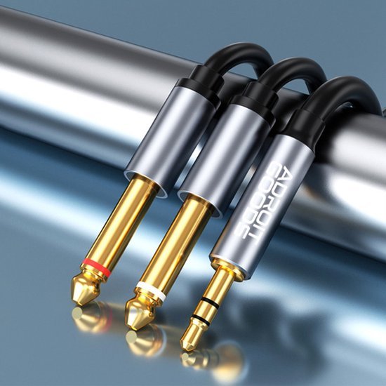 Drie audiokabels met gouden connectoren en metalen behuizing van AdroitGoods naast elkaar