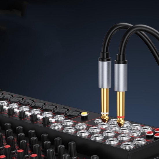 Twee audiokabels met zilveren en gouden connectoren aangesloten op een zwart geluidsmixerpaneel.