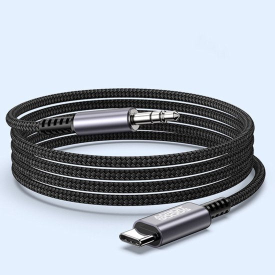 Zwart gevlochten audiokabel met USB-C naar 3,5 mm jack connector en metallic afwerking