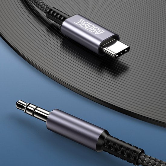 Duurzame kabel met USB-C en 3,5 mm audiostekker in een slanke metalen behuizing