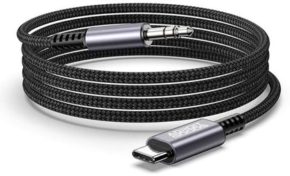 Zwarte gevlochten kabel met een usb-c-connector aan de ene kant en een 3,5 mm audio-aansluiting aan de andere kant