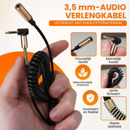Hand houdt een zwarte 3,5 mm audio verlengkabel met rechte en haakse connectoren en een opgeveerd koord