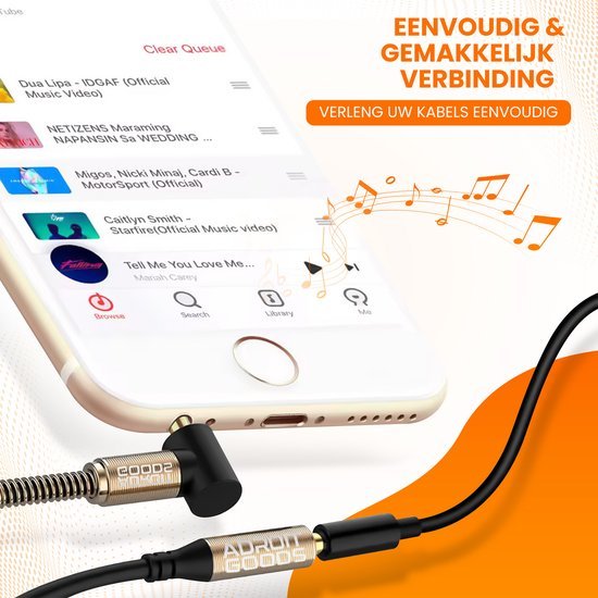 Zwarte kabel met gouden connectoren aangesloten op witte smartphone voor eenvoudig muziek luisteren