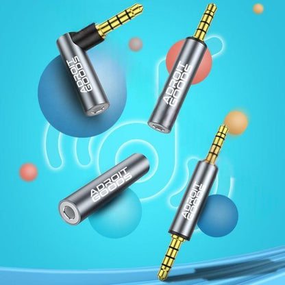vier metalen audio adapters met goudkleurige stekkers en het Adroit Goods logo op een blauwe achtergrond