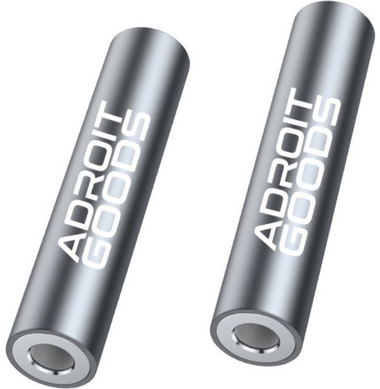 Twee zilverkleurige metalen buisjes met AdroitGoods logo in witte letters duidelijk zichtbaar